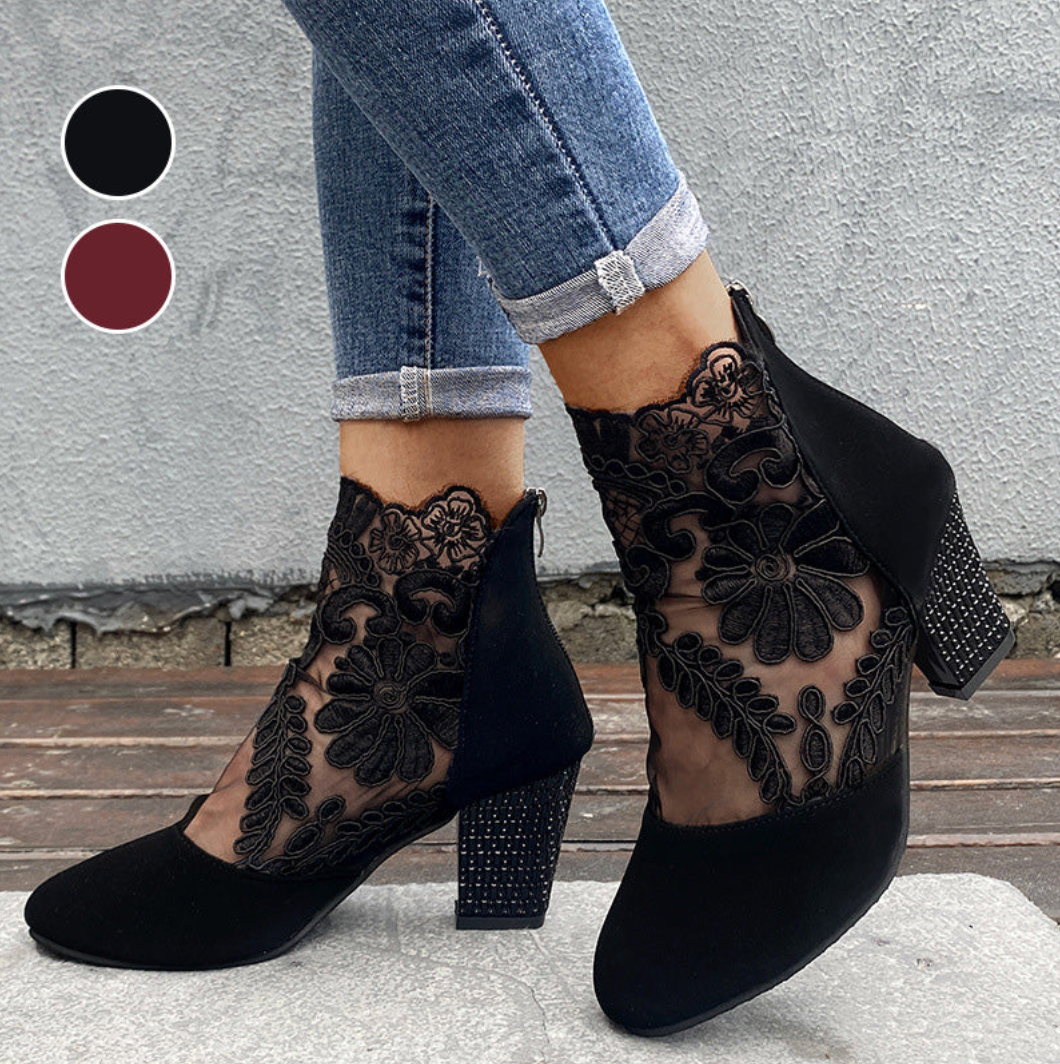 stivaletti Camy con dettagli in pizzo chic
