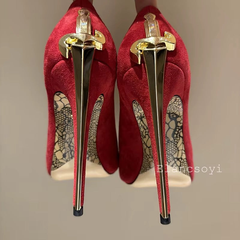 Tacco elegante con rifinitura simbolo spasa