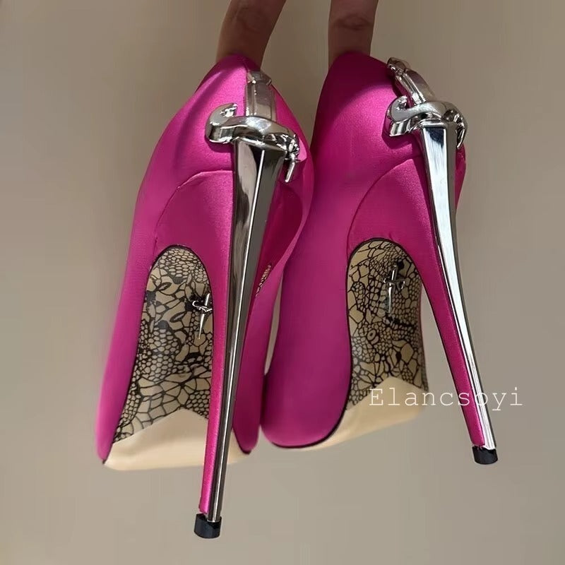 Tacco elegante con rifinitura simbolo spasa