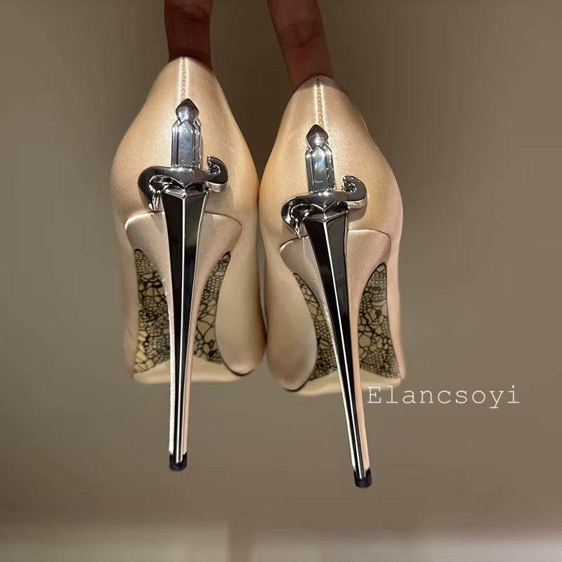 Tacco elegante con rifinitura simbolo spasa
