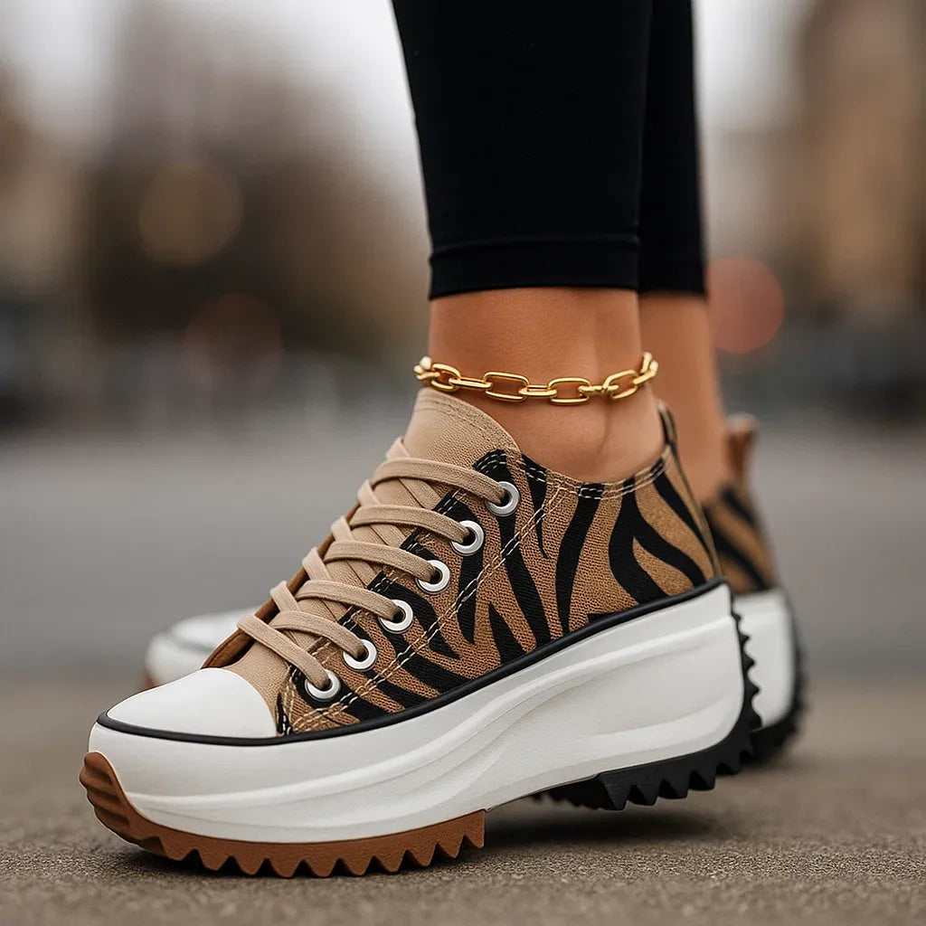 Sneakers comode da città con elegante suola a zeppa